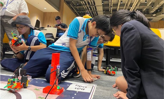 Học sinh Việt Nam vô địch cuộc thi lập trình robot tại Singapore.