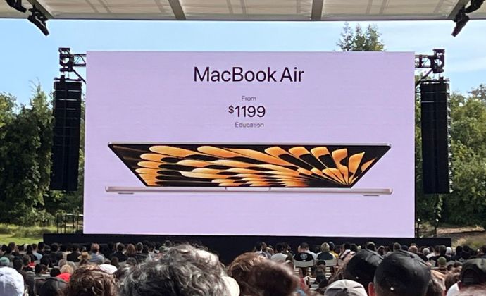 Apple trình làng chiếc laptop 15 inch ''mỏng nhất thế giới''.
