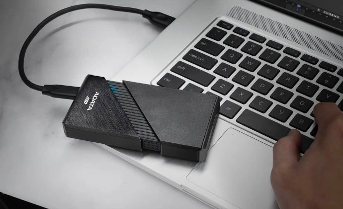 Adata SE920: SSD gắn ngoài đầu tiên chuẩn USB4, tốc độ tối đa 3.8 GB/s, có cả quạt tản nhiệt.