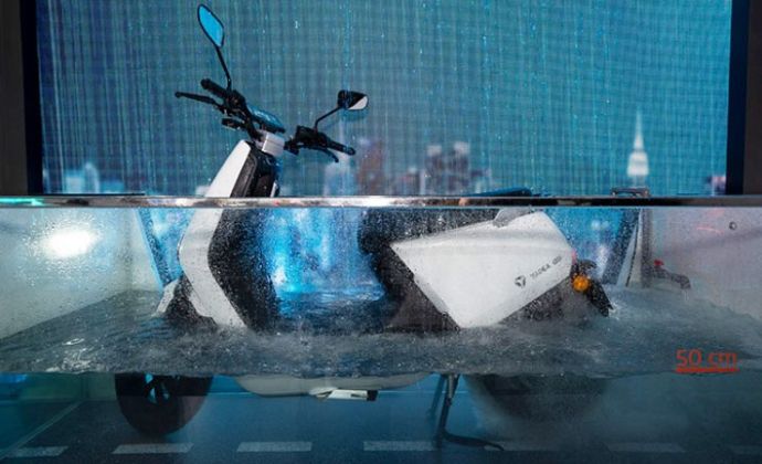 Có nên cho xe máy điện lội nước sâu hay không?